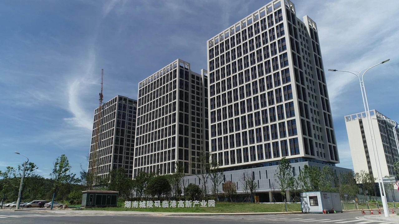 12月12日，湖南省工信厅公布2023年度湖南省绿色制造体系示范单位名单，岳阳临港高新技术产业开发区上榜。区内企业湖南复星合力新材料有限公司分获省级绿色园区和绿色工厂殊荣。