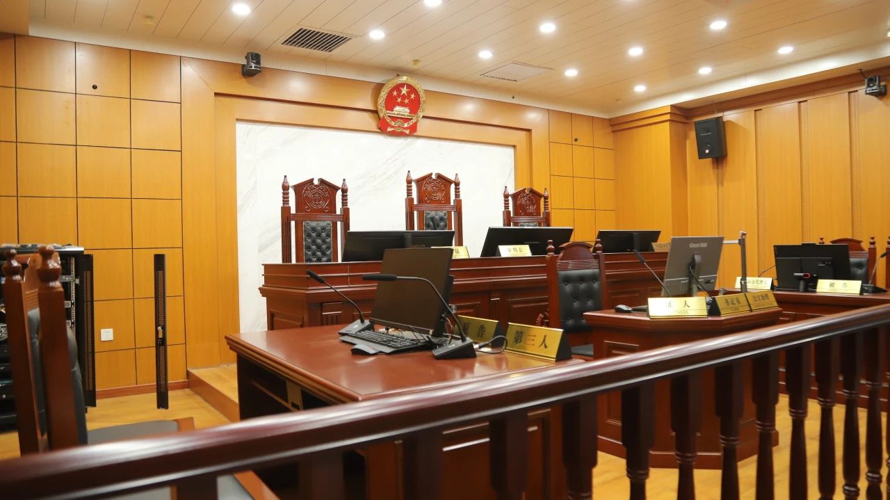 “这个模式很有创新性，数字化智能化技术既让法庭减了负，也让案件执行更高效”。近日，湖南省高级人民法院来岳调研，对云溪区人民法院执行局、岳阳自贸片区人民法庭联动推出的“数智法庭”诉源治理、执源治理工作给予了充分肯定。