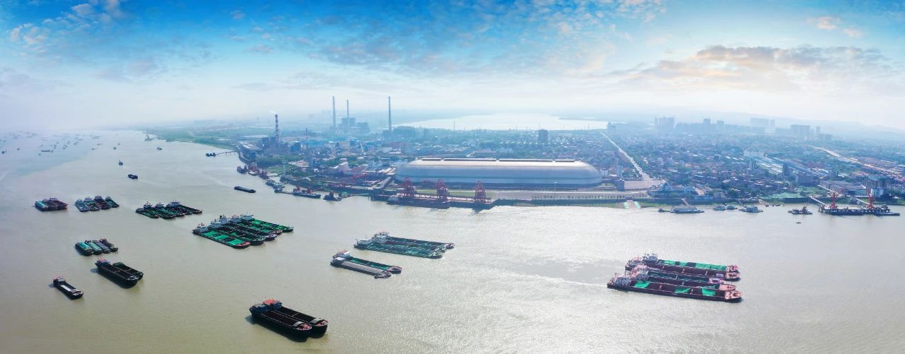 1月5日，记者在城陵矶港务公司公司了解到，2023年城陵矶港散杂货码头件杂散货进出港量累计完成3593.73万吨，同比增长23.57%，增速创历史新高。