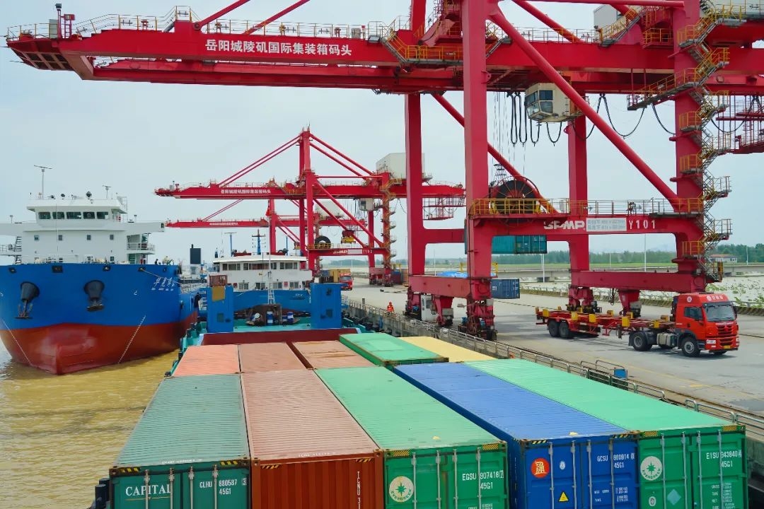 春节假期期间（2月10日至2月17日），城陵矶港完成件杂散货进出港量82万吨，同比增加21%。其中，铁路装车发运达5661辆，共38万吨，日均装车14列。