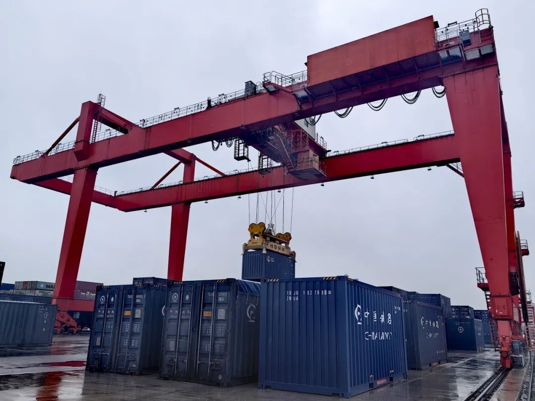2月26日，伴随着汽笛轰鸣，一列满载着聚氯乙烯、氧化镁、冰箱、汽车配件、板材等的货物列车，从城陵矶集装箱码头旁的松阳湖铁路专用线新港站铁路货场缓缓驶出。巨大的龙门吊犹如“钢铁侠”快速启动，将一组组集装箱准确吊装至专列的车板之上，货场里集装箱往来吞吐，车辆川流不息，堆场满满当当，作业热火朝天，一派繁忙景象。