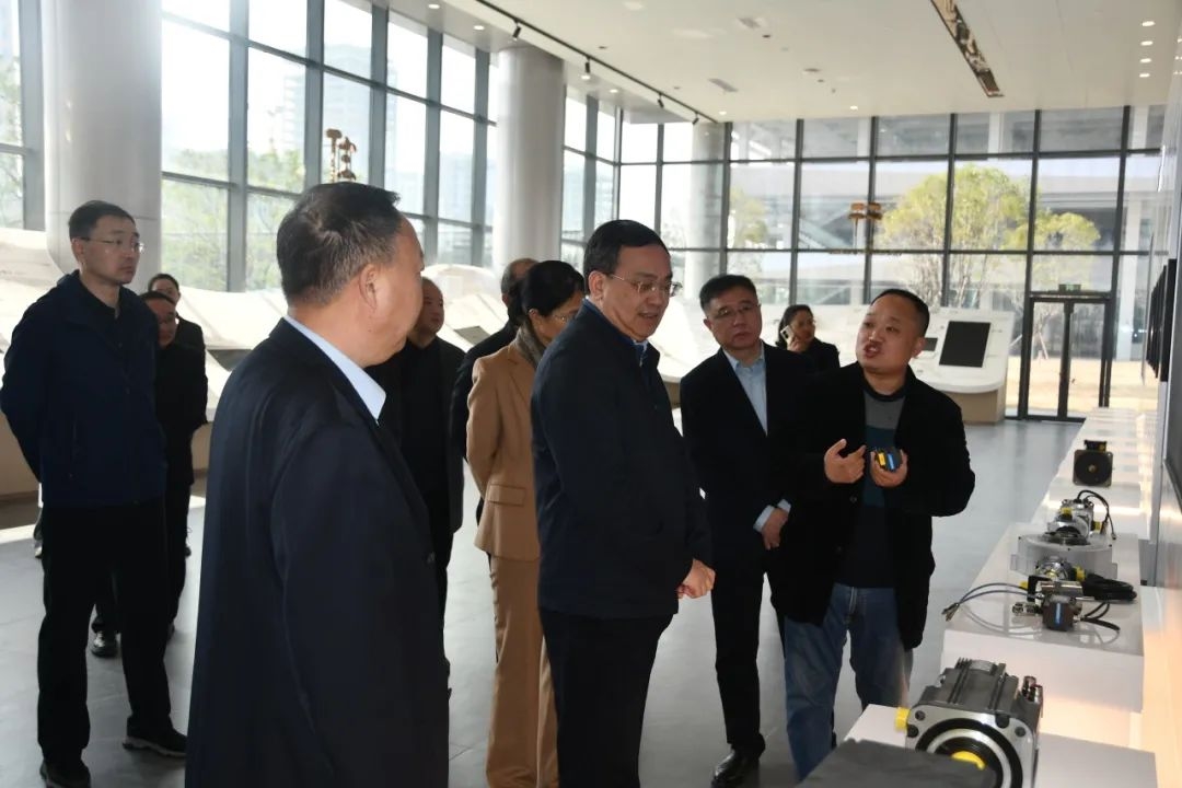 3月11日，省委财经办主任、省发改委党组书记、主任黄东红率队来到新港区汇川技术岳阳基地调研。市委常委、市委统战部部长邱虹，城陵矶新港区党工委书记李建华，以及省、市、区相关部门负责同志参加。