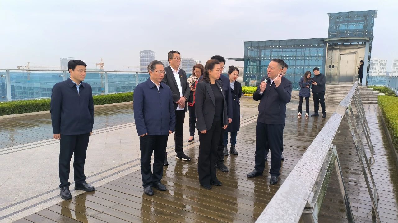 3月27日，省政协党组成员、副主席肖百灵调研组赴新港区调研。市政协主席黎作凤，副主席刘铁健，城陵矶新港区党工委副书记、管委会主任钱丹青陪同。