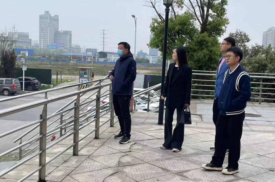 4月5日，国家体育总局安阳航空运动学校校长、党委书记黄志勇一行来到城陵矶新港区，就岳阳现代服务职业学院项目和观盛·星光雪域项目进行调研，并交流冰雪运动和航空教育等方面经验。区相关部门负责人参加。