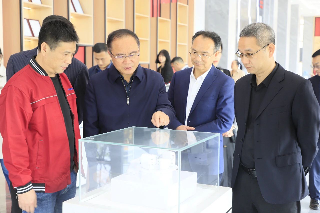 3月9日，省发改委党组成员、副主任杜中华带队到郴州自贸片区、高新区调研一季度经济形势。