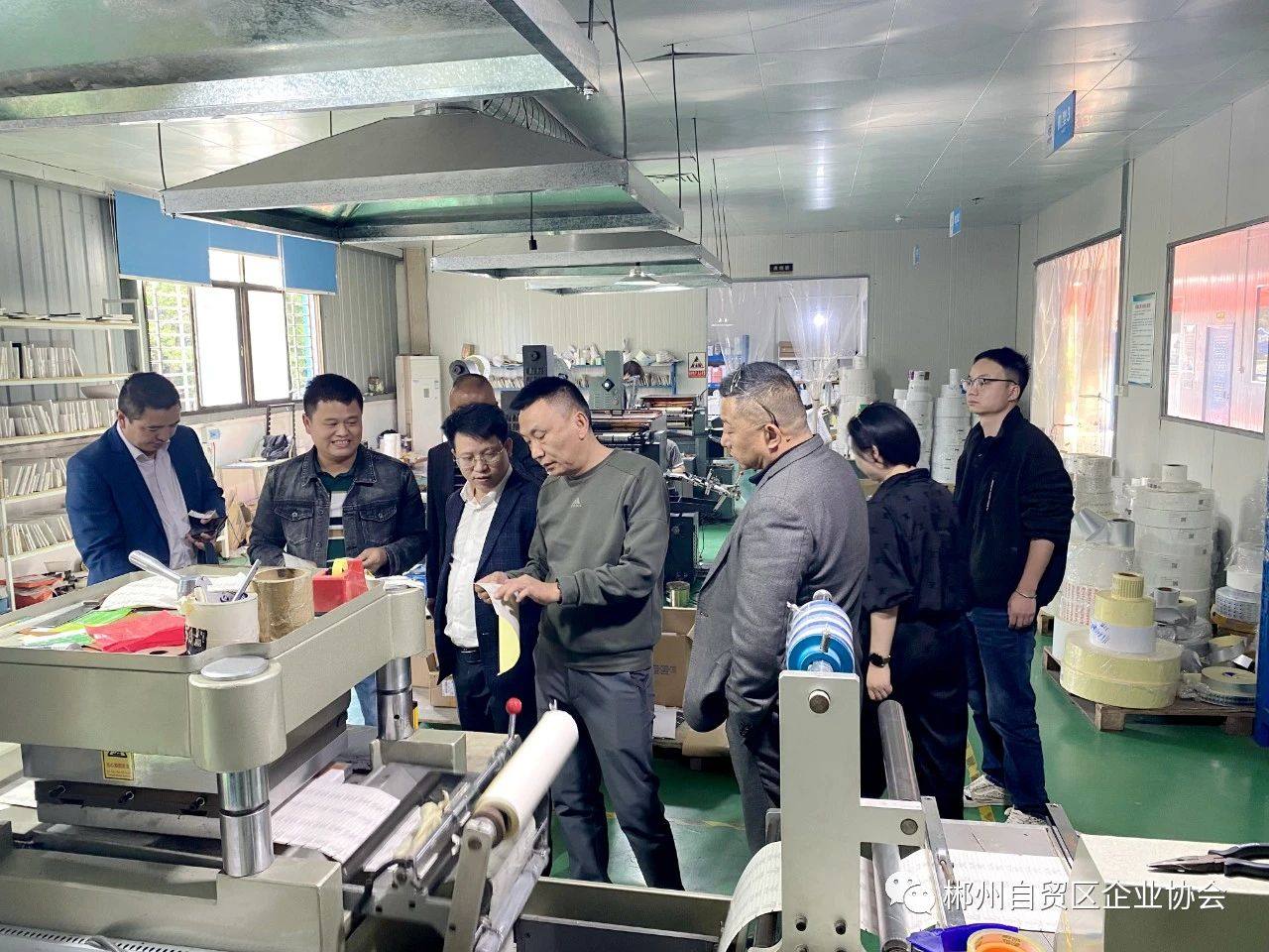 当日，郴州自贸区企业协会组织包括炬神电子、埃瓦新能源、长歌智能等十余家自贸区郴州片区、高新区企业负责人来到福源公司考察，并与郴州东江潮协会相关负责人友好交流，一起构建园区经济“内循环”，促进协会间业务融合发展。