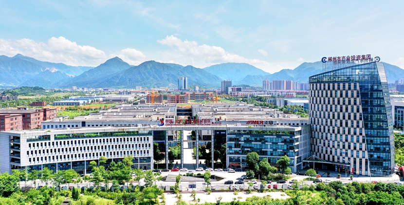 湖南自贸试验区工作人员使出浑身解数只为提供更好服务。企业扎根在湖南自贸试验区,真实感受到办事的“速度”与创新的“激情”。 湖南自贸试验区工作人员使出浑身解数只为提供更好服务。企业扎根在湖南自贸试验区,真实感受到办事的“速度”与创新的“激情”。