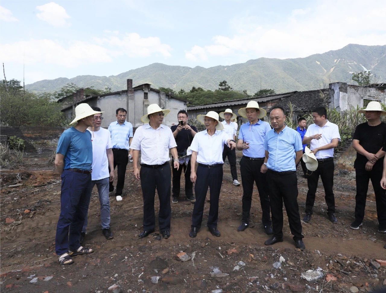 。7月13日,郴州自贸片区、高新区党工委书记周亦彬来到东河秧溪桥断面,现场督导东河秧溪桥重金属监测断面超标问题整改工作,并召开专题调度会,聚焦问题短板,探讨工作对策。 。7月13日,郴州自贸片区、高新区党工委书记周亦彬来到东河秧溪桥断面,现场督导东河秧溪桥重金属监测断面超标问题整改工作,并召开专题调度会,聚焦问题短板,探讨工作对策。