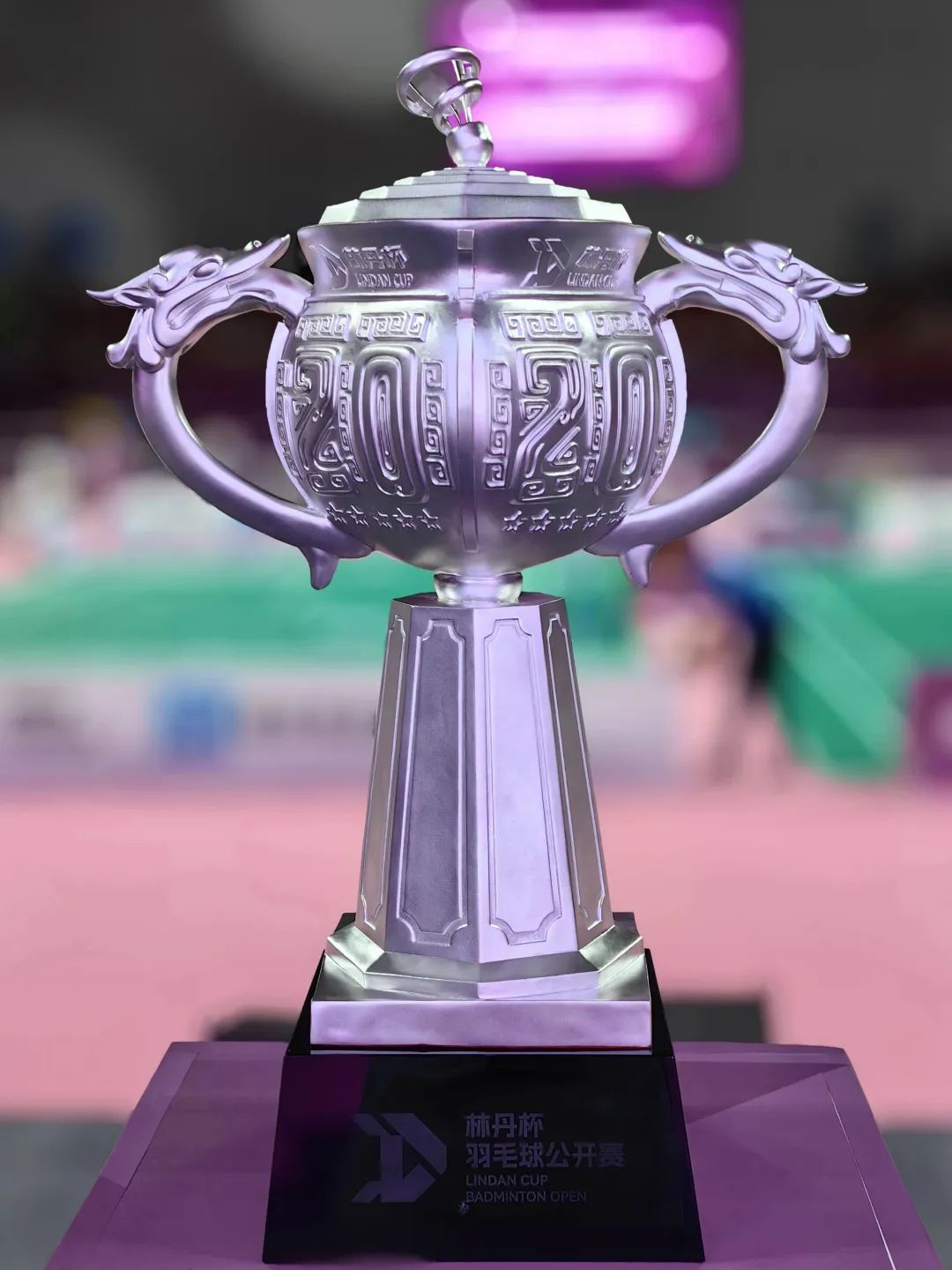 在这场“超级丹”与“全球郴”双向奔赴的赛事中,郴州“银”闪耀颁奖台,不仅传递了郴州文化特色和办赛理念,突出了设计者的精彩创意和金贵银业的精良制作,也再次向世界展示了郴州自贸片区、高新区在有色金属新材料产业方面的特色优势与探索成效。 在这场“超级丹”与“全球郴”双向奔赴的赛事中,郴州“银”闪耀颁奖台,不仅传递了郴州文化特色和办赛理念,突出了设计者的精彩创意和金贵银业的精良制作,也再次向世界展示了郴州自贸片区、高新区在有色金属新材料产业方面的特色优势与探索成效。