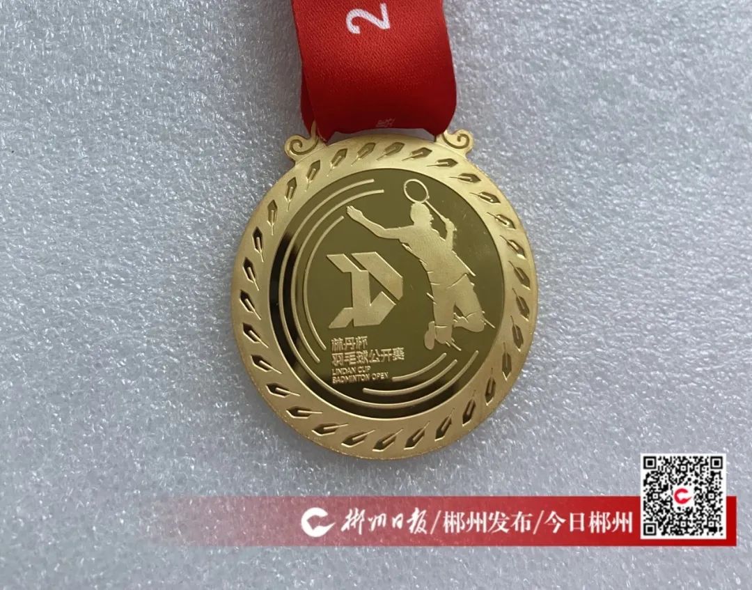 在这场“超级丹”与“全球郴”双向奔赴的赛事中,郴州“银”闪耀颁奖台,不仅传递了郴州文化特色和办赛理念,突出了设计者的精彩创意和金贵银业的精良制作,也再次向世界展示了郴州自贸片区、高新区在有色金属新材料产业方面的特色优势与探索成效。 在这场“超级丹”与“全球郴”双向奔赴的赛事中,郴州“银”闪耀颁奖台,不仅传递了郴州文化特色和办赛理念,突出了设计者的精彩创意和金贵银业的精良制作,也再次向世界展示了郴州自贸片区、高新区在有色金属新材料产业方面的特色优势与探索成效。