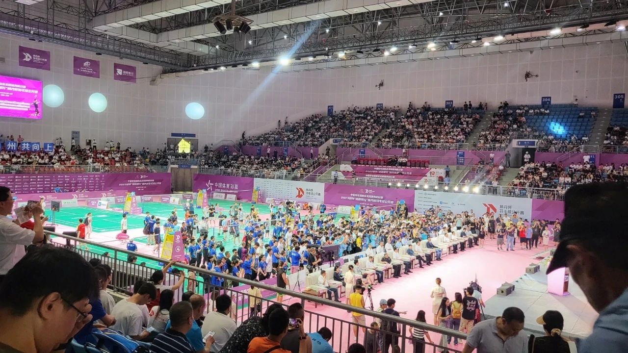 在这场“超级丹”与“全球郴”双向奔赴的赛事中,郴州“银”闪耀颁奖台,不仅传递了郴州文化特色和办赛理念,突出了设计者的精彩创意和金贵银业的精良制作,也再次向世界展示了郴州自贸片区、高新区在有色金属新材料产业方面的特色优势与探索成效。 在这场“超级丹”与“全球郴”双向奔赴的赛事中,郴州“银”闪耀颁奖台,不仅传递了郴州文化特色和办赛理念,突出了设计者的精彩创意和金贵银业的精良制作,也再次向世界展示了郴州自贸片区、高新区在有色金属新材料产业方面的特色优势与探索成效。