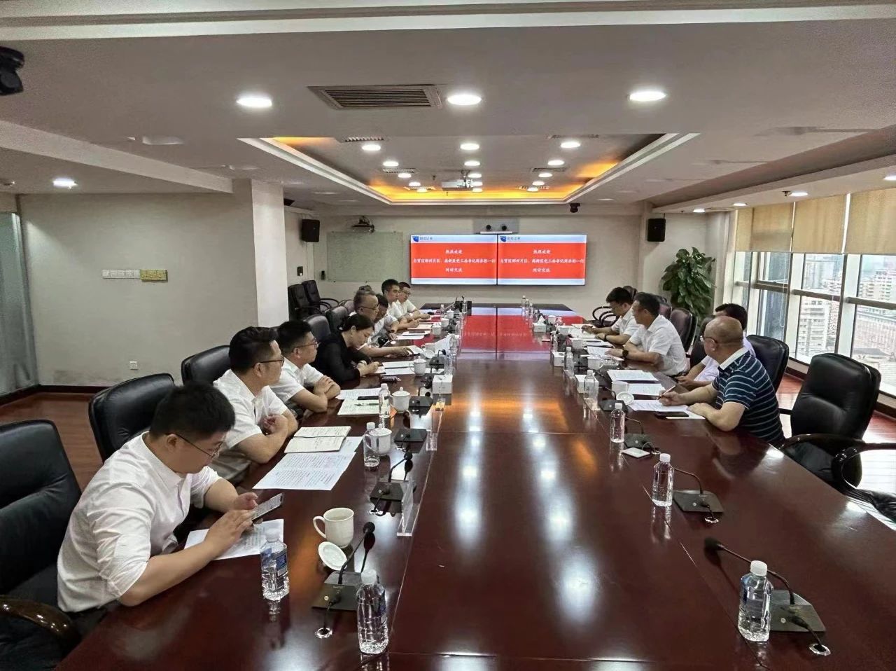 8月1日-2日，郴州自贸片区、高新区党工委书记周亦彬带队赴长沙先后拜访光大银行长沙分行、湖南省财信资产管理有限公司、财信证券股份有限公司、北京银行长沙分行四家重点金融机构洽谈融资事宜。郴州自贸片区、高新区党工委委员、管委会副主任廖建荣、郴产投集团总经理肖康意陪同。