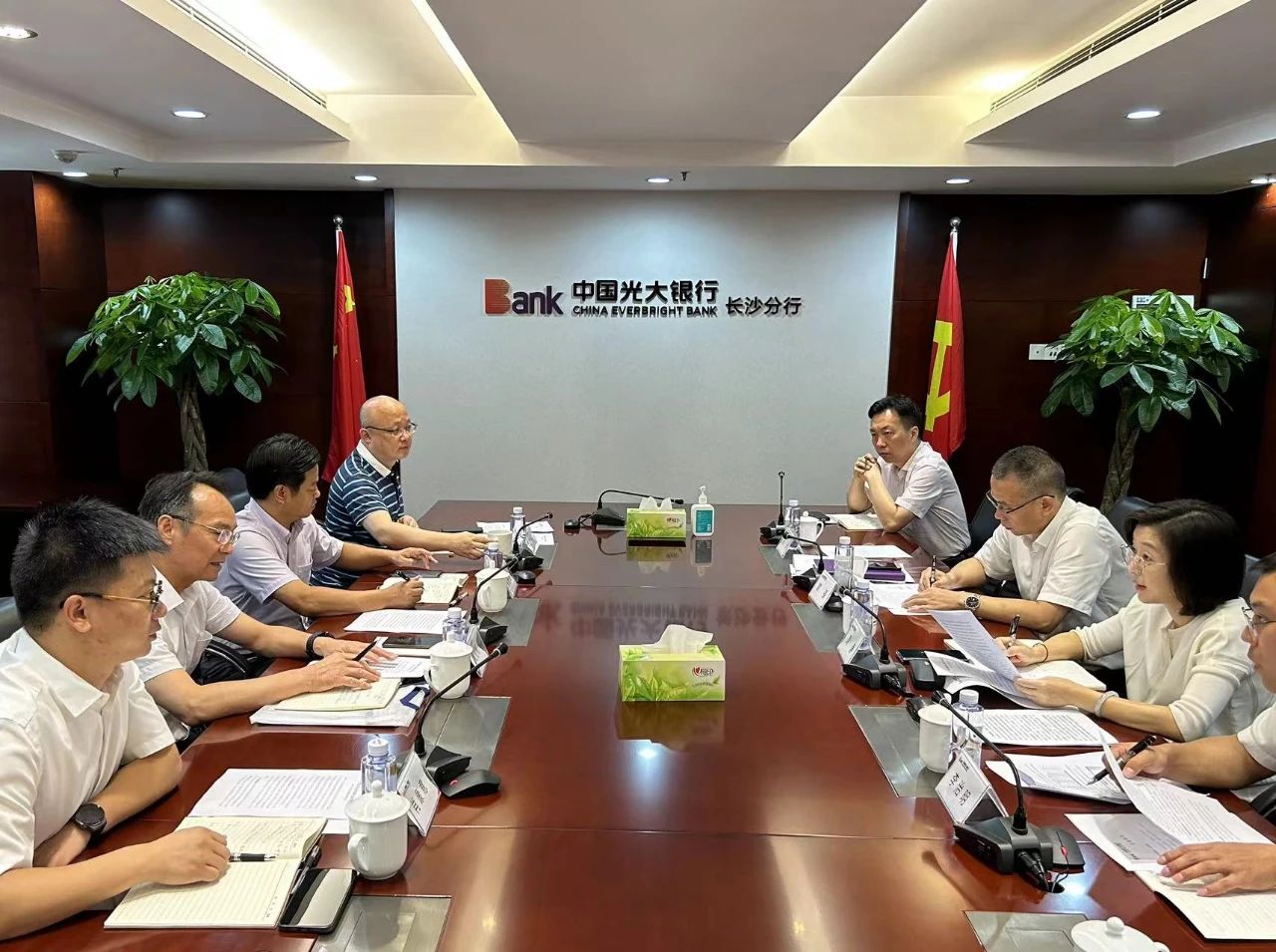 8月1日-2日，郴州自贸片区、高新区党工委书记周亦彬带队赴长沙先后拜访光大银行长沙分行、湖南省财信资产管理有限公司、财信证券股份有限公司、北京银行长沙分行四家重点金融机构洽谈融资事宜。郴州自贸片区、高新区党工委委员、管委会副主任廖建荣、郴产投集团总经理肖康意陪同。