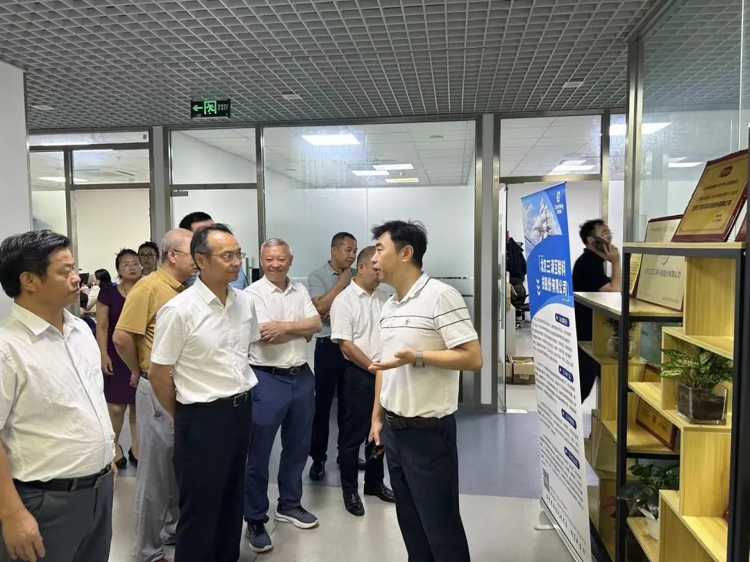 8月3日-4日，郴州自贸片区、高新区党工委书记周亦彬带队赴北京拜访金融机构，参观考察企业，深入洽谈对接合作事宜。郴州自贸片区、高新区党工委委员、管委会副主任廖建荣、郴产投集团董事长张适陪同。