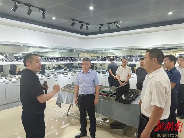 从8月2日开始，郴州市政协主席陈跃文率10余家银行机构组成的县域经济调研组，先后前往郴州自贸片区(高新区)、郴州经开区开展调研走访，宣告“行长走基层”系列银企对接活动正式启动。