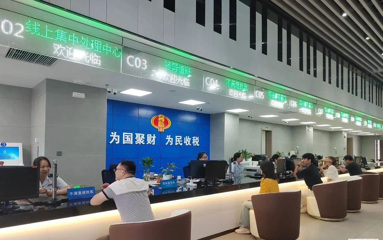 近日，记者在郴州自贸片区、高新区新建的政务服务中心看到，一名主播正在郴州高新政务直播间里，通过线上面对面交流的方式，耐心地为企业、群众答疑解惑。