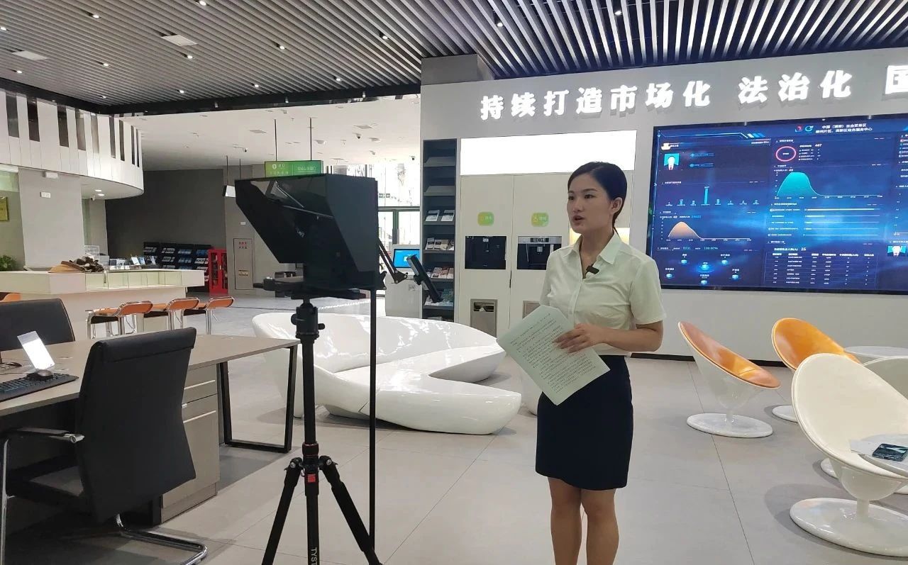 近日，记者在郴州自贸片区、高新区新建的政务服务中心看到，一名主播正在郴州高新政务直播间里，通过线上面对面交流的方式，耐心地为企业、群众答疑解惑。