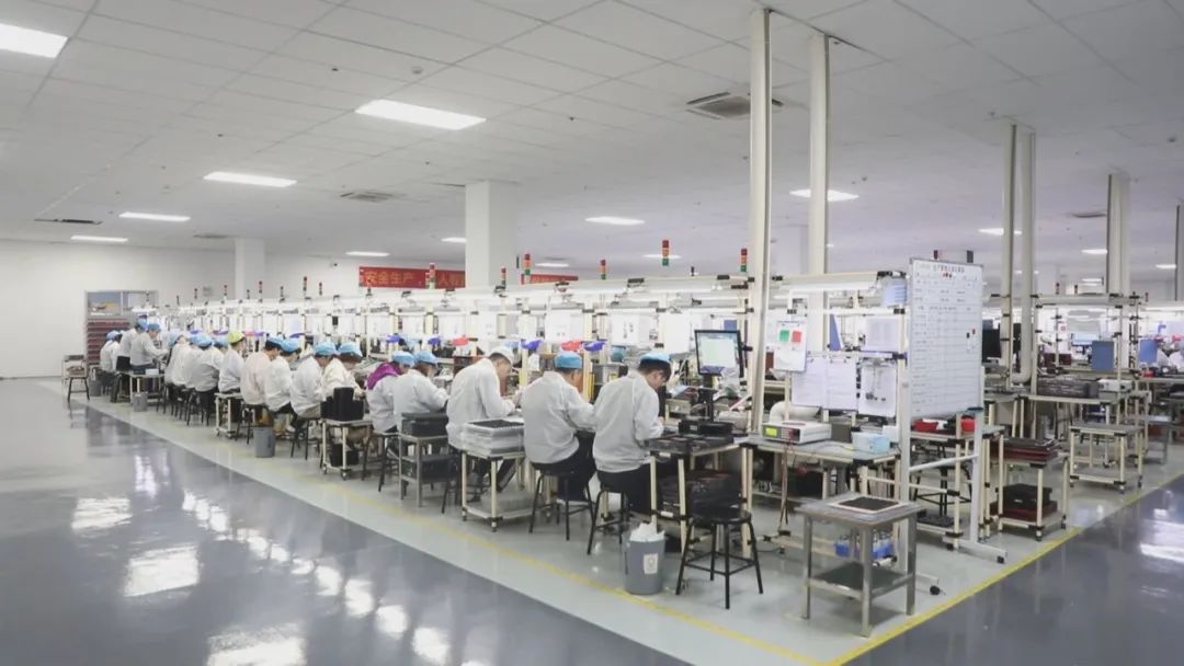 “3+3+2”重点领域是指工程机械、先进轨道交通装备、中小航空发动机及航空航天装备3个世界级先进制造业集群,电子信息、新材料、新能源与节能3个国家级先进制造业集群,升级传统产业和培育新兴产业。“4+6”产业集群是指工程机械、轨道交通、自主可控安全计算、中小航空发动机等4个世界级先进制造业集群,以及先进储能材料、先进硬质材料及工具、输变电产业、新能源汽车、现代石化、生物医药等6个国家级先进制造业集群。 “3+3+2”重点领域是指工程机械、先进轨道交通装备、中小航空发动机及航空航天装备3个世界级先进制造业集群,电子信息、新材料、新能源与节能3个国家级先进制造业集群,升级传统产业和培育新兴产业。“4+6”产业集群是指工程机械、轨道交通、自主可控安全计算、中小航空发动机等4个世界级先进制造业集群,以及先进储能材料、先进硬质材料及工具、输变电产业、新能源汽车、现代石化、生物医药等6个国家级先进制造业集群。