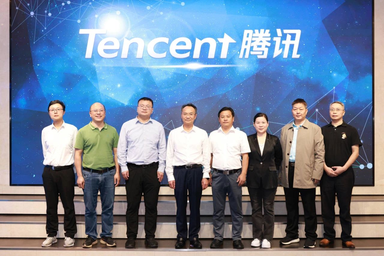 全市招商引资推进大会后，郴州自贸片区、高新区擂鼓出征、尽锐出战，迅速掀起新的招商引资热潮。10月7日-9日，党工委书记周亦彬第一时间带队赴广州、深圳开展考察交流及招商引资工作，打响了强攻“决战四季度 夺取全年胜”和招商引资攻坚行动的“头枪”。