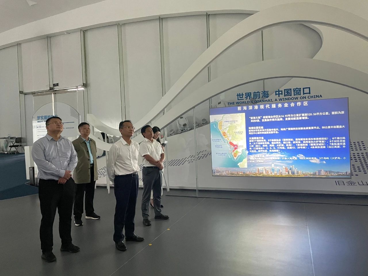 全市招商引资推进大会后，郴州自贸片区、高新区擂鼓出征、尽锐出战，迅速掀起新的招商引资热潮。10月7日-9日，党工委书记周亦彬第一时间带队赴广州、深圳开展考察交流及招商引资工作，打响了强攻“决战四季度 夺取全年胜”和招商引资攻坚行动的“头枪”。