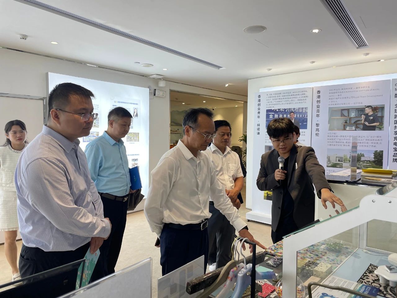 全市招商引资推进大会后，郴州自贸片区、高新区擂鼓出征、尽锐出战，迅速掀起新的招商引资热潮。10月7日-9日，党工委书记周亦彬第一时间带队赴广州、深圳开展考察交流及招商引资工作，打响了强攻“决战四季度 夺取全年胜”和招商引资攻坚行动的“头枪”。