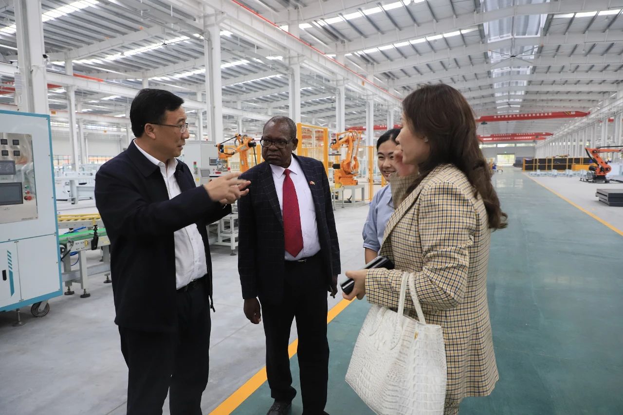 自第三届中国—非洲经贸博览会举办以来，郴州自贸片区、高新区持续积极推进对非合作。近日，园区又迎来津巴布韦驻华大使马丁·切东多和公使格拉希亚·尼亚古斯一行来访，就机械制造、国际贸易等事项进行双边磋商。