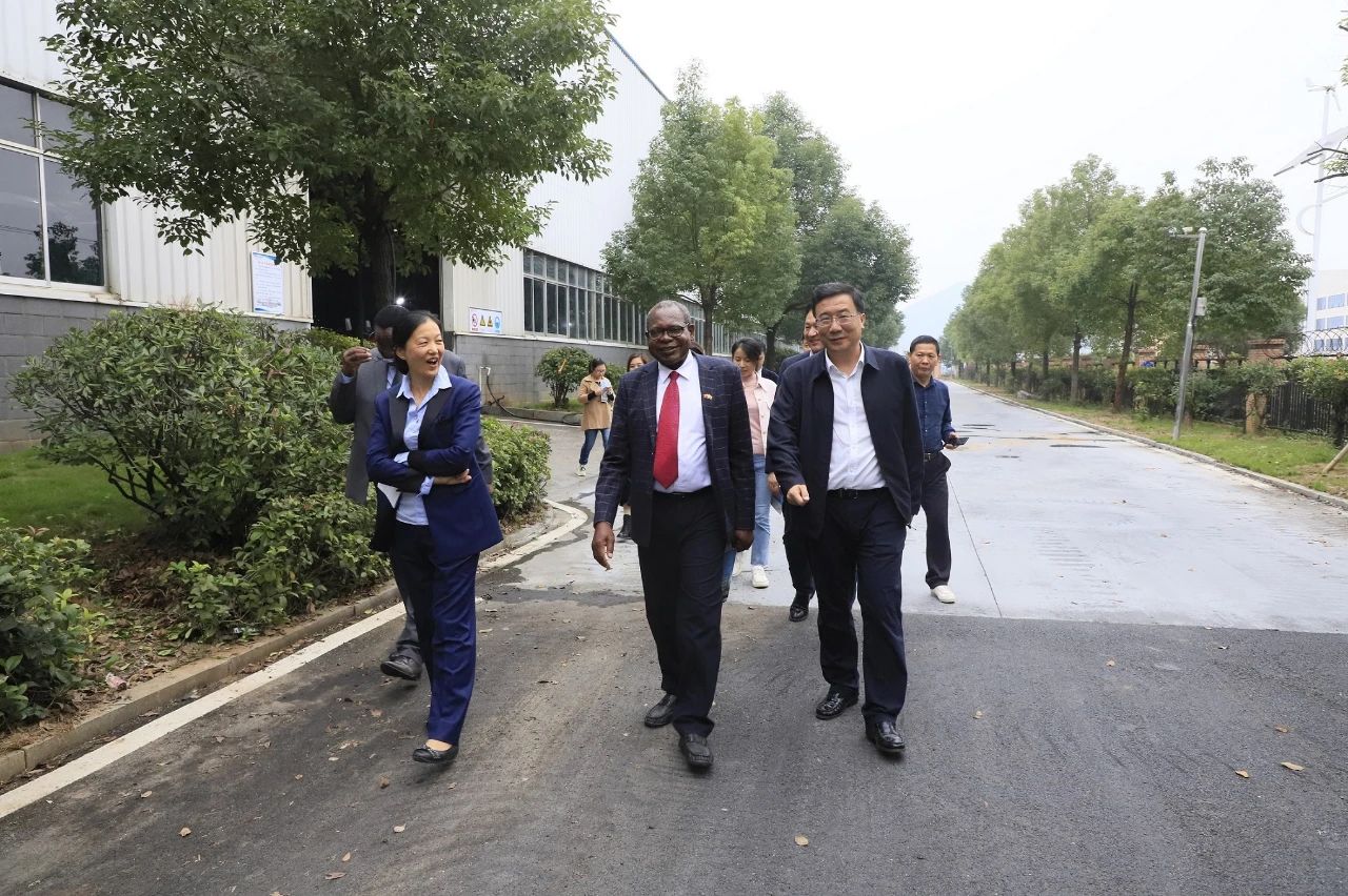 自第三届中国—非洲经贸博览会举办以来，郴州自贸片区、高新区持续积极推进对非合作。近日，园区又迎来津巴布韦驻华大使马丁·切东多和公使格拉希亚·尼亚古斯一行来访，就机械制造、国际贸易等事项进行双边磋商。