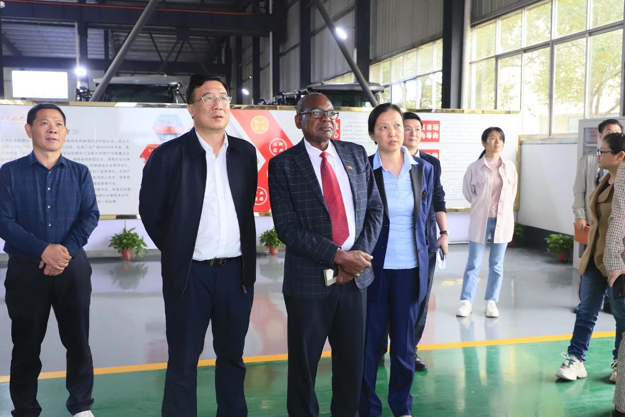 自第三届中国—非洲经贸博览会举办以来，郴州自贸片区、高新区持续积极推进对非合作。近日，园区又迎来津巴布韦驻华大使马丁·切东多和公使格拉希亚·尼亚古斯一行来访，就机械制造、国际贸易等事项进行双边磋商。