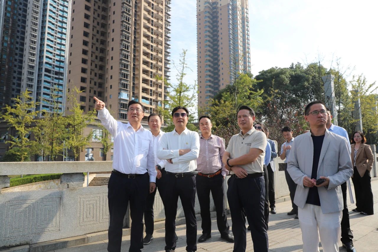 11月3日，华厦伟业（中国）控股集团董事长郑小华一行来郴州自贸片区、高新区考察，就双方项目合作进行洽谈交流。