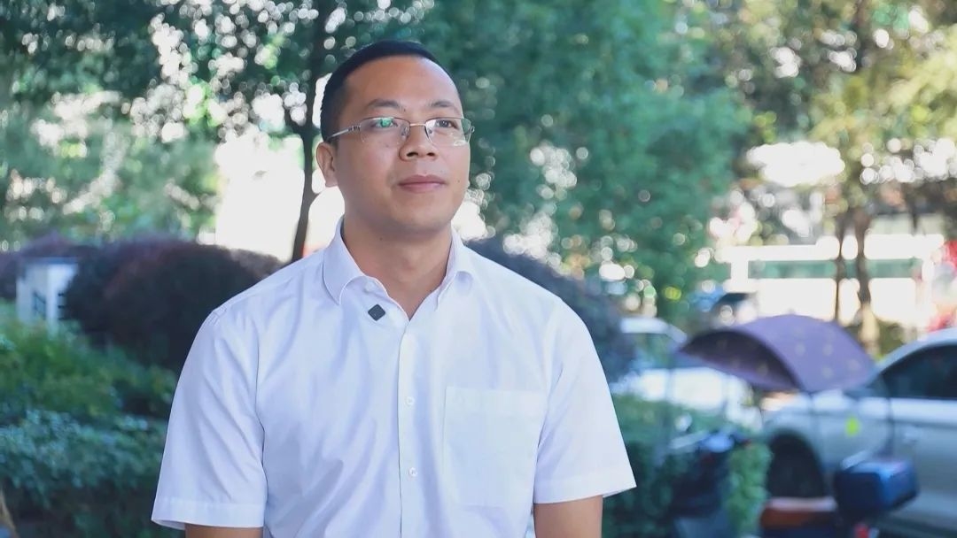 自贸试验区郴州片区(郴州高新区)综合服务中心主任 卢雄飞:通过项目秘书、企业服务专员全流程为企业提供"帮代办"服务,建立常态化的政企沟通和问题解决机制,让企业能心无旁骛抓发展,感受到“身在郴州 办事无忧”的发展环境。 自贸试验区郴州片区(郴州高新区)综合服务中心主任 卢雄飞:通过项目秘书、企业服务专员全流程为企业提供"帮代办"服务,建立常态化的政企沟通和问题解决机制,让企业能心无旁骛抓发展,感受到“身在郴州 办事无忧”的发展环境。