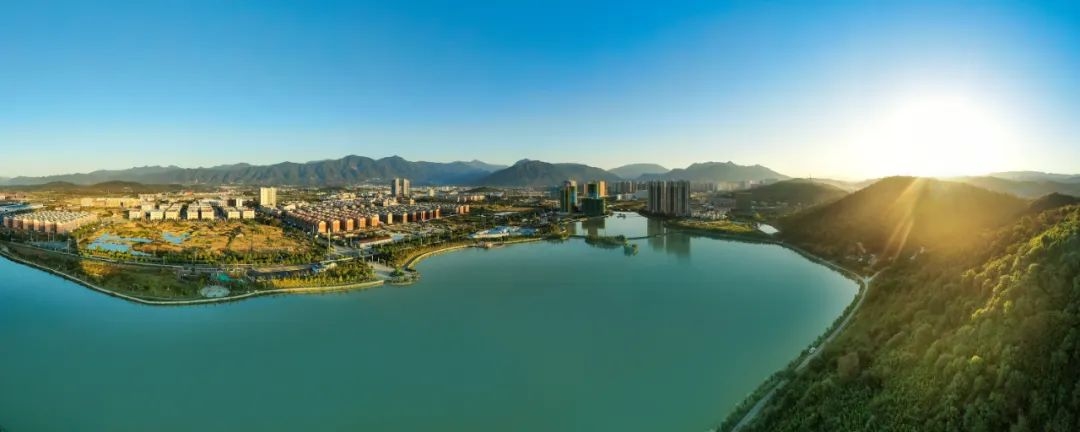 “产业是一个地方发展的根基。作为培育创新生态、推进产业集聚、推动改革开放的重要载体，高新区将坚持稳存量、促增量、优结构、提质量并举，集中力量抓产业兴项目，以产业高质量发展实效检验贯彻落实成效。”近日，郴州自贸片区、高新区党工委书记周亦彬在接受《郴州日报》采访时说。