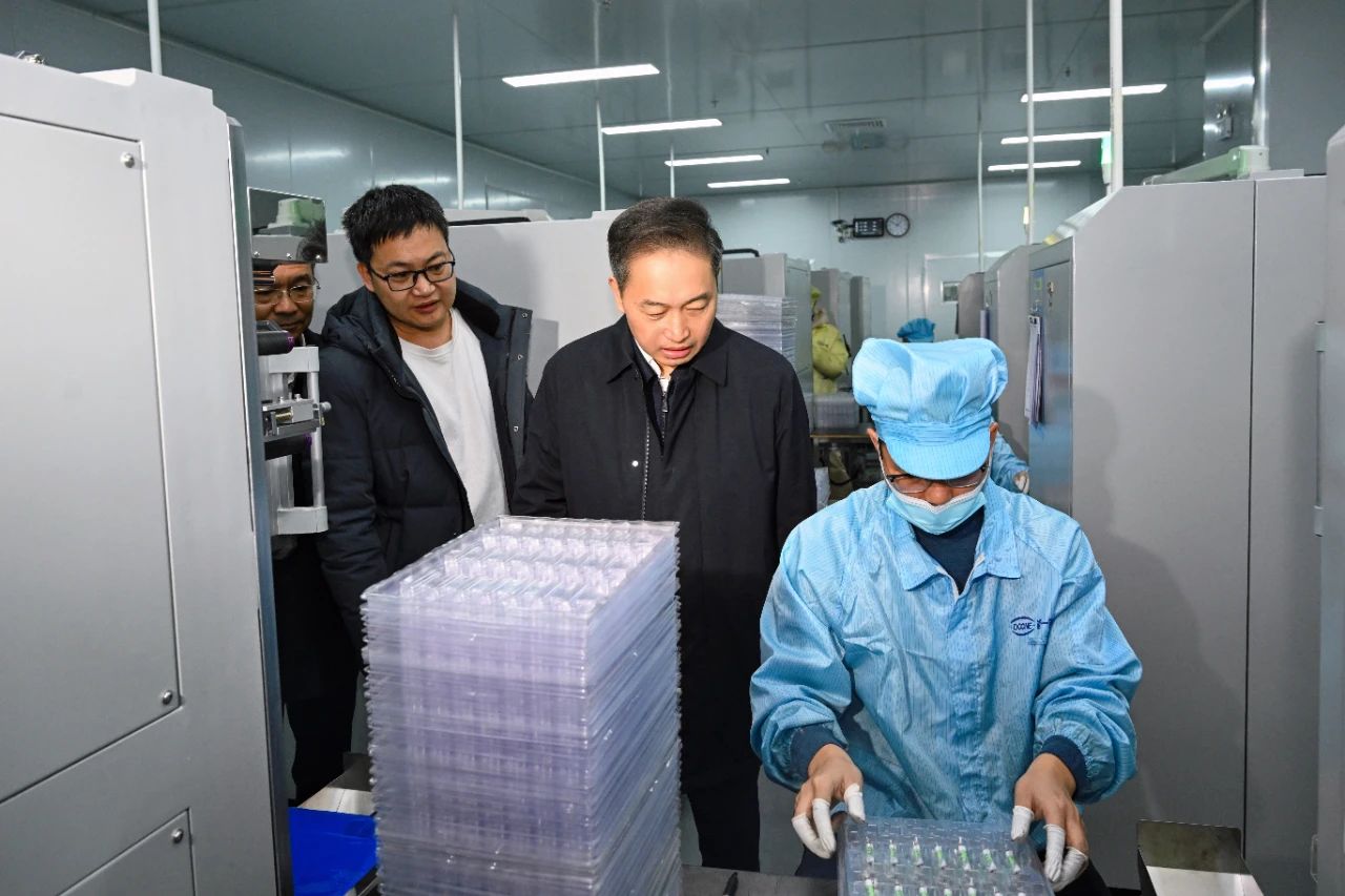 1月3日，市委书记吴巨培来到郴州高新区、郴州经开区开展“四下基层”暨“走找想促”调研。