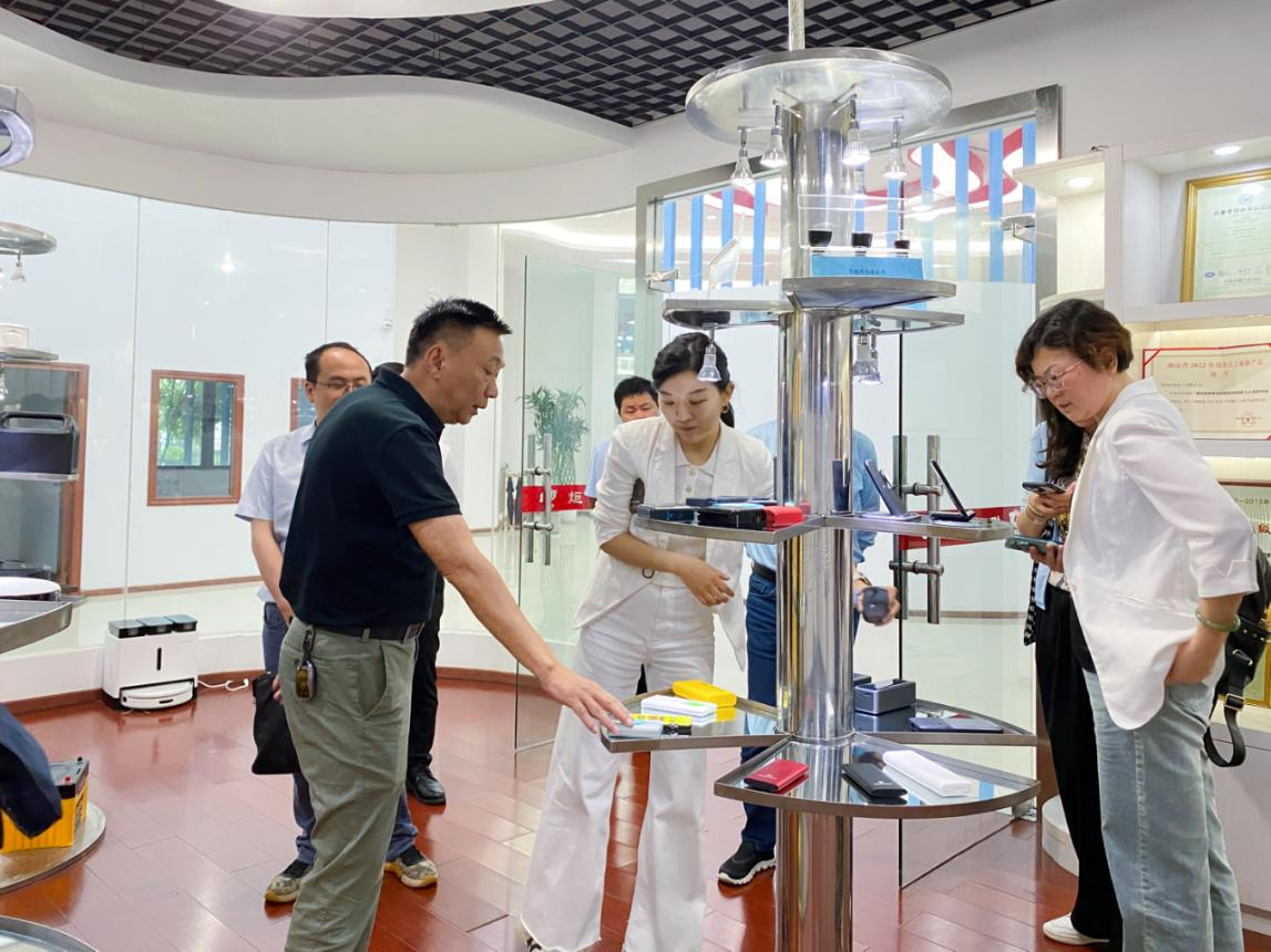 5月9日，湖南大学自贸创新发展研究院联合中国进出口银行湖南省分行，以金融创新推动自贸试验区发展为主题，走访调研园区有色金属产业发展、湘粤港澳区域经济合作和加工贸易转型升级情况，以及金融改革创新、企业融资需求等工作。